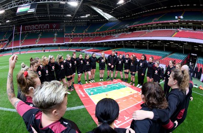 260424 - Wales Women Rugby Captain’s Run - The Wales Women’s squad huddle up during Captain’s Run at the Principality Stadium ahead of Wales’ Guinness Women’s 6 Nations match against Italy