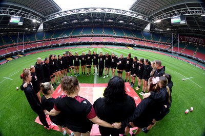 260424 - Wales Women Rugby Captain’s Run - The Wales Women’s squad huddle up during Captain’s Run at the Principality Stadium ahead of Wales’ Guinness Women’s 6 Nations match against Italy