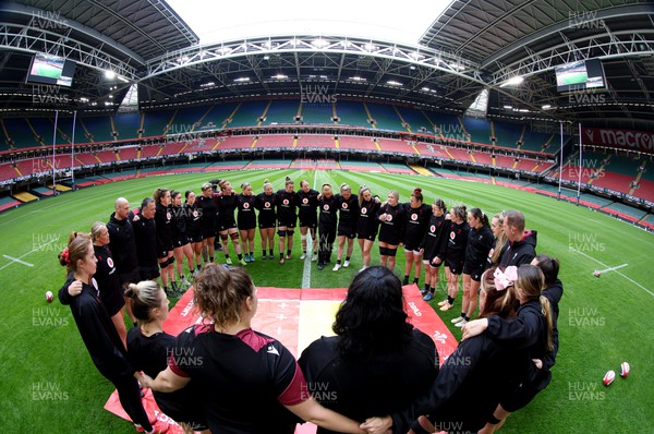 260424 - Wales Women Rugby Captain’s Run - The Wales Women’s squad huddle up during Captain’s Run at the Principality Stadium ahead of Wales’ Guinness Women’s 6 Nations match against Italy