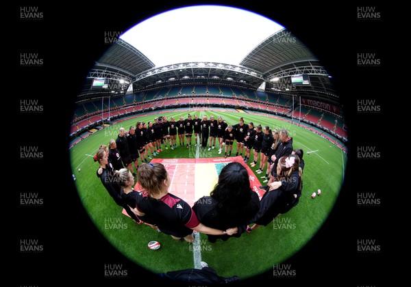 260424 - Wales Women Rugby Captain’s Run - The Wales Women’s squad huddle up during Captain’s Run at the Principality Stadium ahead of Wales’ Guinness Women’s 6 Nations match against Italy