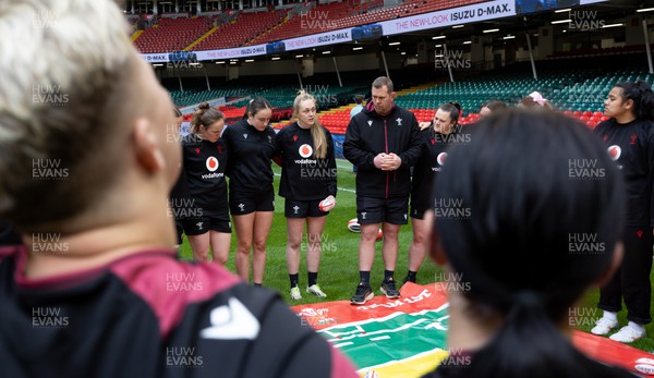 260424 - Wales Women Rugby Captain’s Run - Ioan Cunningham, Wales Women head coach, and Hannah Jones speak to the Wales team during Captain’s Run at the Principality Stadium ahead of Wales’ Guinness Women’s 6 Nations match against Italy