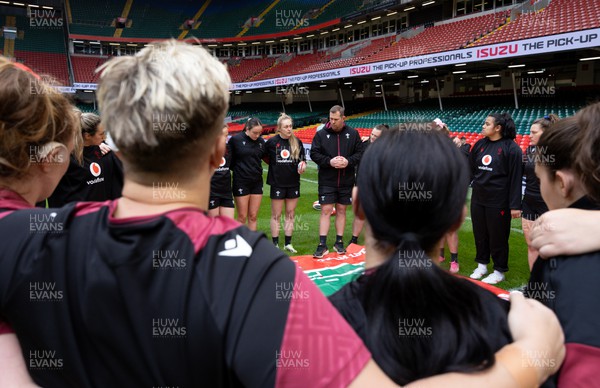 260424 - Wales Women Rugby Captain’s Run - Ioan Cunningham, Wales Women head coach, and Hannah Jones speak to the Wales team during Captain’s Run at the Principality Stadium ahead of Wales’ Guinness Women’s 6 Nations match against Italy