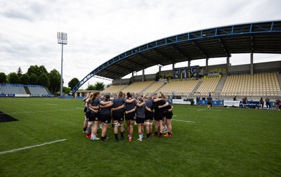 260425 - Wales Women Captains Run - The team huddle up during Captains Run ahead of Wales’ final Guinness Women’s Six Nations match against Italy