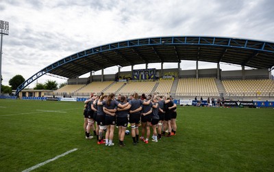 260425 - Wales Women Captains Run - The team huddle up during Captains Run ahead of Wales’ final Guinness Women’s Six Nations match against Italy