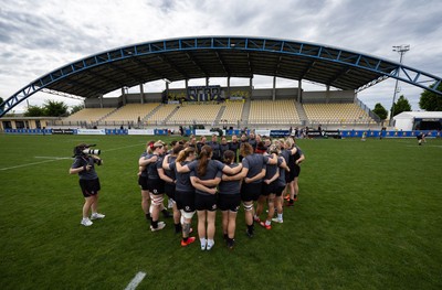 260425 - Wales Women Captains Run - The team huddle up during Captains Run ahead of Wales’ final Guinness Women’s Six Nations match against Italy