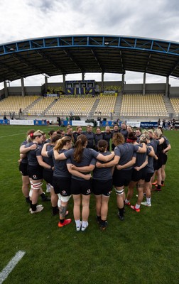 260425 - Wales Women Captains Run - The team huddle up during Captains Run ahead of Wales’ final Guinness Women’s Six Nations match against Italy