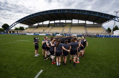 260425 - Wales Women Captains Run - The team huddle up during Captains Run ahead of Wales’ final Guinness Women’s Six Nations match against Italy