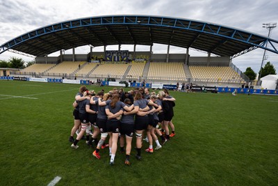 260425 - Wales Women Captains Run - The team huddle up during Captains Run ahead of Wales’ final Guinness Women’s Six Nations match against Italy