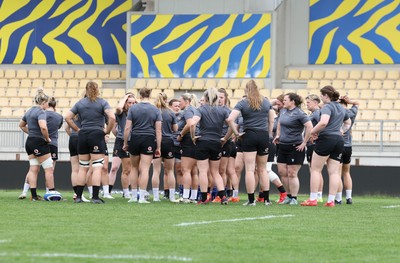 260425 - Wales Women Captains Run - The Wales team huddle up during Captains Run ahead of Wales’ final Guinness Women’s Six Nations match against Italy