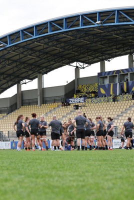 260425 - Wales Women Captains Run - The Wales team huddle up during Captains Run ahead of Wales’ final Guinness Women’s Six Nations match against Italy