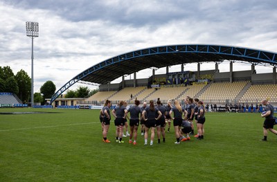260425 - Wales Women Captains Run - The Wales team huddle up during Captains Run ahead of Wales’ final Guinness Women’s Six Nations match against Italy