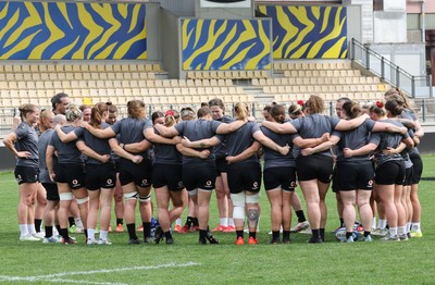 260425 - Wales Women Captains Run - The Wales team huddle up during Captains Run ahead of Wales’ final Guinness Women’s Six Nations match against Italy