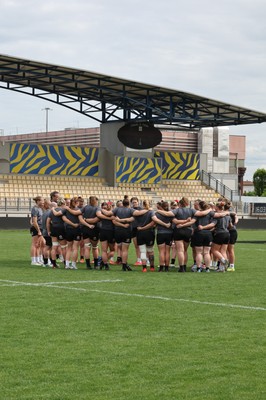 260425 - Wales Women Captains Run - The Wales team huddle up during Captains Run ahead of Wales’ final Guinness Women’s Six Nations match against Italy