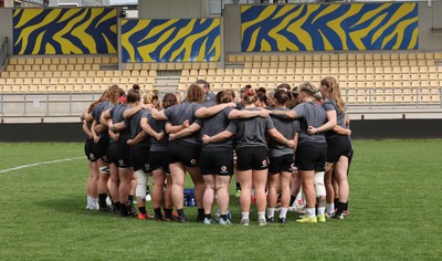 260425 - Wales Women Captains Run - The Wales team huddle up during Captains Run ahead of Wales’ final Guinness Women’s Six Nations match against Italy