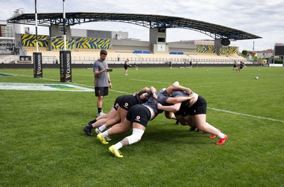 260425 - Wales Women Captains Run - Wales go through scrummage drills during Captains Run ahead of Wales’ final Guinness Women’s Six Nations match against Italy