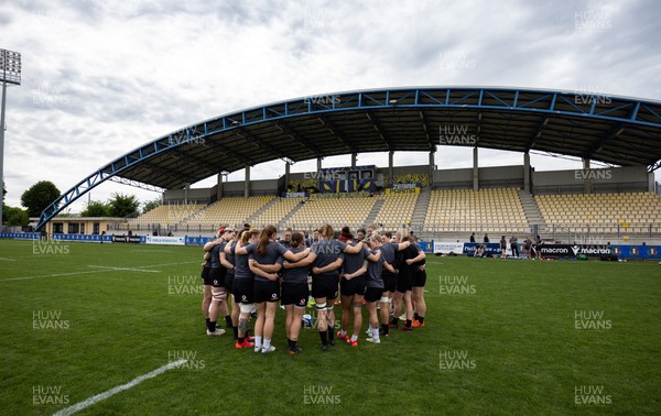 260425 - Wales Women Captains Run - The team huddle up during Captains Run ahead of Wales’ final Guinness Women’s Six Nations match against Italy