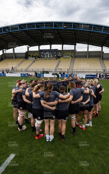 260425 - Wales Women Captains Run - The team huddle up during Captains Run ahead of Wales’ final Guinness Women’s Six Nations match against Italy