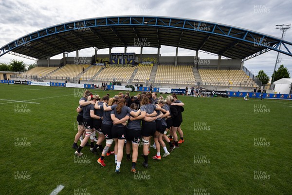 260425 - Wales Women Captains Run - The team huddle up during Captains Run ahead of Wales’ final Guinness Women’s Six Nations match against Italy
