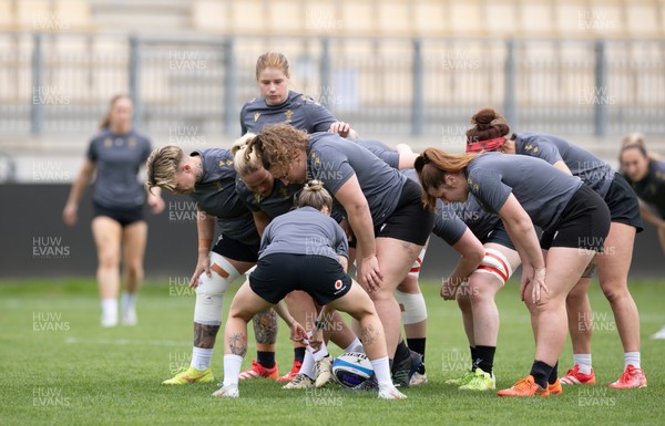 260425 - Wales Women Captains Run - The Wales team go through scrummaging drills during Captains Run ahead of Wales’ final Guinness Women’s Six Nations match against Italy