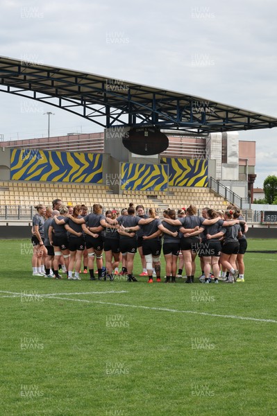 260425 - Wales Women Captains Run - The Wales team huddle up during Captains Run ahead of Wales’ final Guinness Women’s Six Nations match against Italy