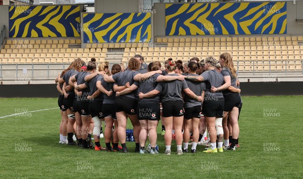 260425 - Wales Women Captains Run - The Wales team huddle up during Captains Run ahead of Wales’ final Guinness Women’s Six Nations match against Italy