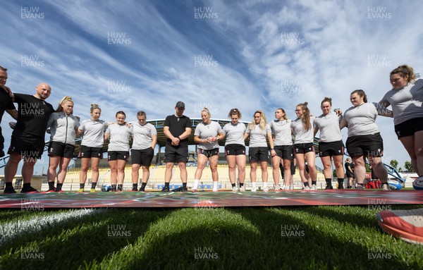 280423 - Wales Women Captain’s Walkthrough - The Wales team huddle up during Captain’s Walkthrough at the Stadio Sergio Lanfranchi ahead of the TicTok Women’s 6 Nations match against Italy