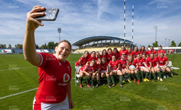 280423 - Wales Women Captain’s Walkthrough - Caryl Thomas takes a selfie with the Wales team after Captain’s Walkthrough at the Stadio Sergio Lanfranchi ahead of the TicTok Women’s 6 Nations match against Italy Carly Thomas will retire after the match