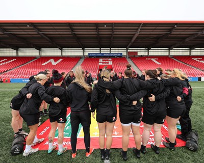 120424 - Wales Women Rugby Walkthrough - The Wales team huddle up during Captain’s Walkthrough and kickers session at Virgin Media Park, Cork, ahead of Wales’ Women’s 6 Nations match against Ireland