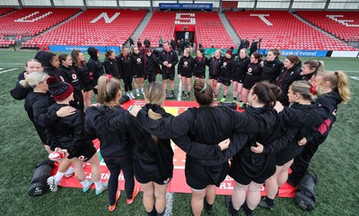 120424 - Wales Women Rugby Walkthrough - The Wales team huddle up during Captain’s Walkthrough and kickers session at Virgin Media Park, Cork, ahead of Wales’ Women’s 6 Nations match against Ireland