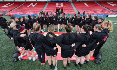 120424 - Wales Women Rugby Walkthrough - The Wales team huddle up during Captain’s Walkthrough and kickers session at Virgin Media Park, Cork, ahead of Wales’ Women’s 6 Nations match against Ireland