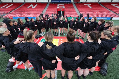 120424 - Wales Women Rugby Walkthrough - The Wales team huddle up during Captain’s Walkthrough and kickers session at Virgin Media Park, Cork, ahead of Wales’ Women’s 6 Nations match against Ireland