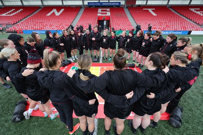 120424 - Wales Women Rugby Walkthrough - The Wales team huddle up during Captain’s Walkthrough and kickers session at Virgin Media Park, Cork, ahead of Wales’ Women’s 6 Nations match against Ireland