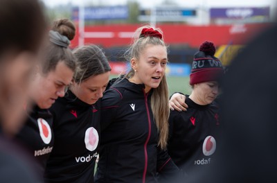 120424 - Wales Women Rugby Walkthrough - Wales captain Hannah Jones during Captain’s Walkthrough and kickers session at Virgin Media Park, Cork, ahead of Wales’ Women’s 6 Nations match against Ireland