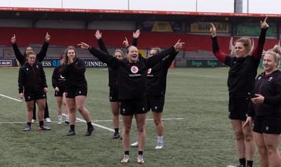 120424 - Wales Women Rugby Walkthrough - The Wales team go through some warm up games during Captain’s Walkthrough and kickers session at Virgin Media Park, Cork, ahead of Wales’ Women’s 6 Nations match against Ireland