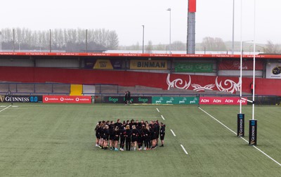 120424 - Wales Women Rugby Walkthrough - The Wales team huddle up during Captain’s Walkthrough and kickers session at Virgin Media Park, Cork, ahead of Wales’ Women’s 6 Nations match against Ireland