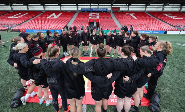 120424 - Wales Women Rugby Walkthrough - The Wales team huddle up during Captain’s Walkthrough and kickers session at Virgin Media Park, Cork, ahead of Wales’ Women’s 6 Nations match against Ireland