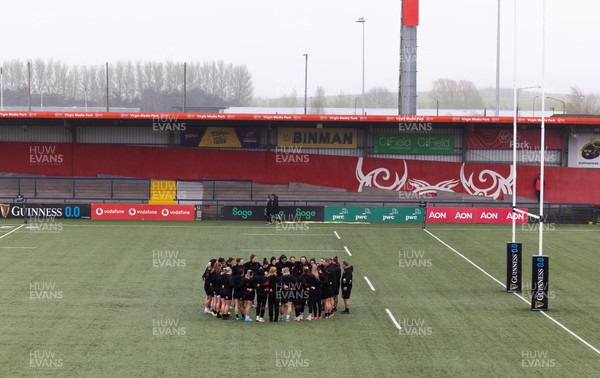 120424 - Wales Women Rugby Walkthrough - The Wales team huddle up during Captain’s Walkthrough and kickers session at Virgin Media Park, Cork, ahead of Wales’ Women’s 6 Nations match against Ireland