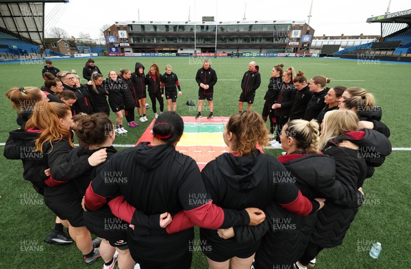 220324 - Wales Women Captain’s Walkthrough - The Wales squad huddle up during Captain’s Walkthrough ahead of their opening Women’s 6 Nations match against Scotland