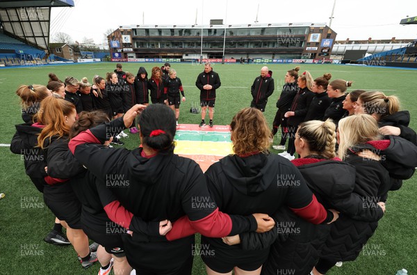 220324 - Wales Women Captain’s Walkthrough - The Wales squad huddle up during Captain’s Walkthrough ahead of their opening Women’s 6 Nations match against Scotland