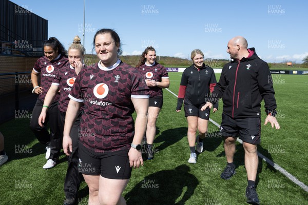 290324 - Wales Women Rugby Walkthrough  - Left to right, Sisilia Tuipulotu, Molly Reardon, Abbey Constable, Gwenllian Pyrs, Alex Callender and Mike Hill, Wales Women forwards coach, during Captain’s Walkthrough ahead of the Guinness Women’s 6 Nations match against England 