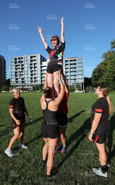 250822 - Wales Women Rugby Community Engagement in Canada - Wales’ Alisha Butchers and Gwen Crabb, coach a line out lift session while working with Halifax RFC Junior Girls during a training session in Halifax, Canada