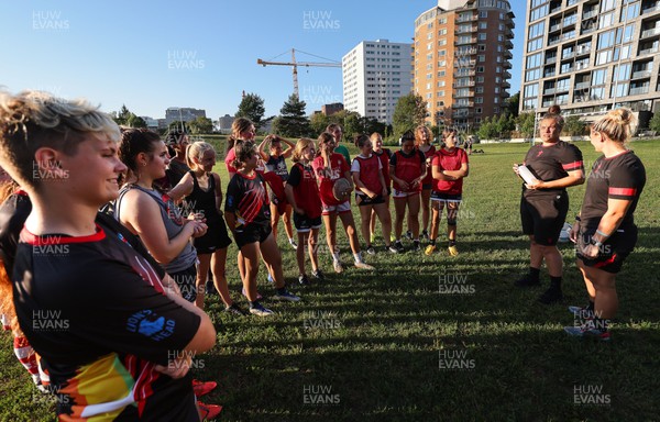 250822 - Wales Women Rugby Community Engagement in Canada - Wales’ Kerin Lake and Carys Phillips chat with Halifax RFC Junior Girls during a training session in Halifax, Canada