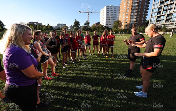 250822 - Wales Women Rugby Community Engagement in Canada - Wales’ Carys Phillips and Alisha Butchers chat with Halifax RFC Junior Girls during a training session in Halifax, Canada