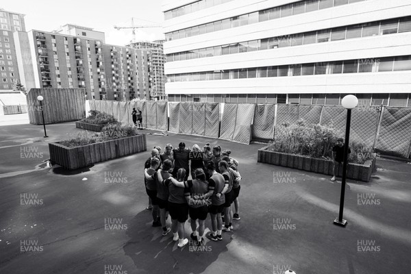 270822 - Wales Women Final Walkthrough - The Wales Women rugby team go through their final walkthrough ahead of the match against Canada on the roof of the team hotel