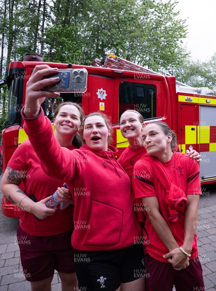 040526 - Wales Women Rugby with South Wales Fire Service - Wales International Squad member and South Wales Fire Service fire fighter Jenni Scoble brings her colleagues from Blue Watch Roath to meet and take part in team building with her Wales team members Maisie Davies, Gwenllian Pyrs, Carys Cox and Jasmine Joyce with the fire engine