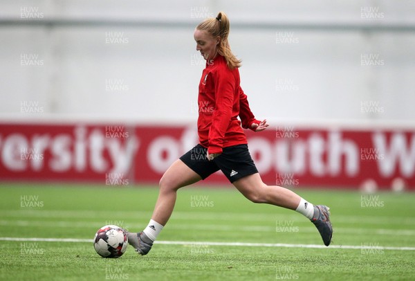 061119 - Wales Women Football Training - Ffion Llewellyn during training