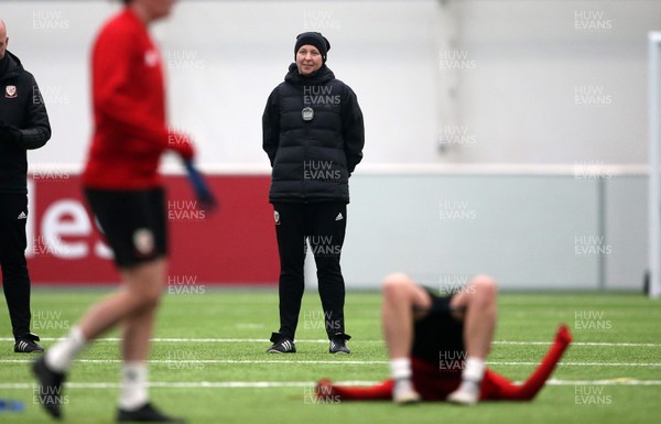 061119 - Wales Women Football Training - Manager Jayne Ludlow