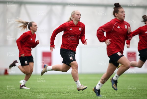 061119 - Wales Women Football Training - Elise Hughes during training