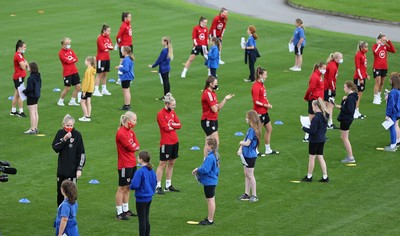 160921 - Wales Women Football Training Session - Pupils from Dolau Primary School, Llanharan, talk to members of the Wales Women's Football team after the pupils made a surprise visit to meet the team, and pass on letters they have written to them, ahead of the team's opening 2023 FIFA Women’s World Cup Qualifying Round matches against Kazakhstan and Estonia