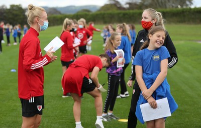 160921 - Wales Women Football Training Session - Wales Women captain Sophie Ingle chats with Eva Scott, aged 10, from Dolau Primary School, Llanharan, after the pupils made a surprise visit to meet the team, and pass on letters they have written to them in support, ahead of the team's opening 2023 FIFA Women’s World Cup Qualifying Round matches against Kazakhstan and Estonia